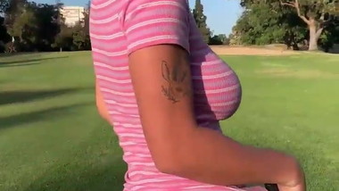 Geile Teen spielt golf