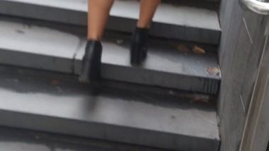 Grabando a culito mientras sube las escaleras