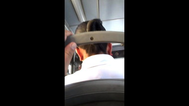 TOCANDO NALGA MADURA BUS