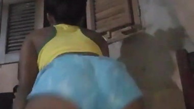 Clara dancando funk de shortinho novinha gostosa