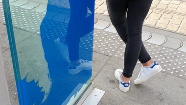 TEEN ASS IN TIGHT SKINNY JEANS