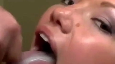 Cumshot ins Gesicht gespritzt