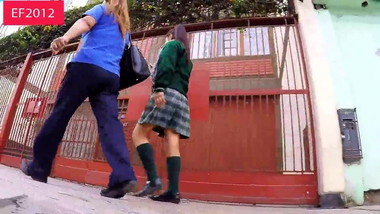 chica linda tragando calzon