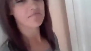 Jeune Algerienne avec son cousin dans un mariage