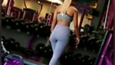 Nice big ass latina in spandex leggings at gym