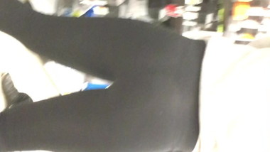 Pawg bubble doing squats in the isle