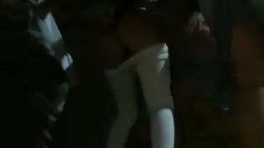 Nenitas se bajan el pantalon en la calle