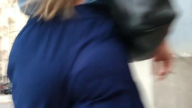 Loirinha linda desfilando na rua voyeur blonde