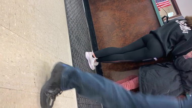 Teen ass in leggings w jiggle