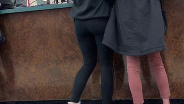 Cute teen girl nice ass in leggings + face