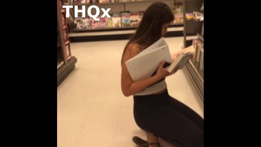 Gostosa com uma bunda grande usando legging