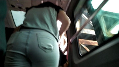 Bunda de novinha descendo da van (rapidinha)