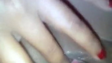 se pajea metiendose los dedos hasta el fondo