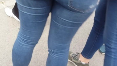 prelepa mlada utegnuta guza