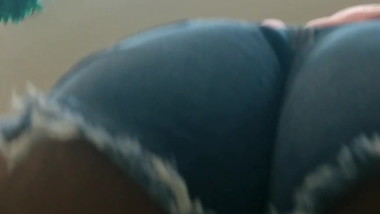 Debaixo do shortinho da novinha peluda upshort teen