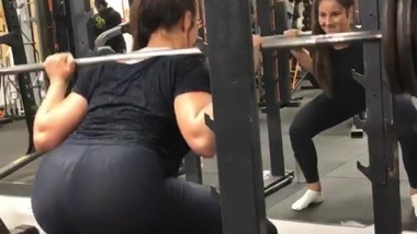 Novinha gostosinha malhando