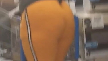 Thick ass youngin in leggings