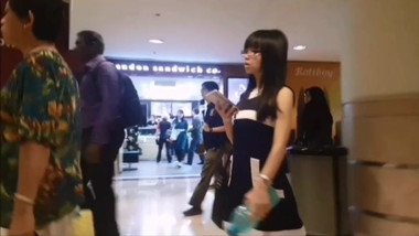 TEENAGER UPSKIRT WITH BOUNCY ASS WHEN WALKING