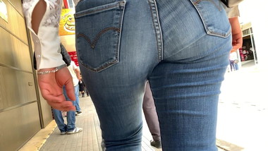 Jeans Booty Jiggle . 1
