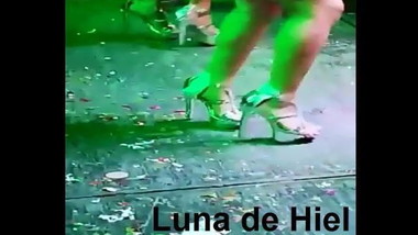 Me encantaria manosearle las piernas y lamerle los tacones 2