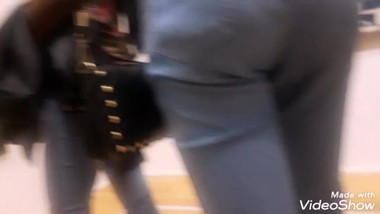 Jovem magrinha no museu