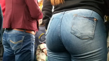 Novinha ruiva indo para a aula