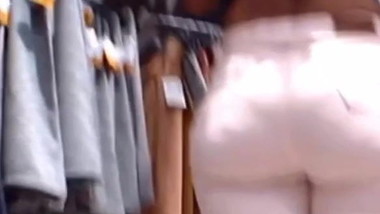 Amazing Hot Bubble Ass in Tight Jeans!