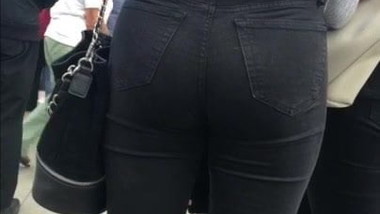 Round Ass in Jeans