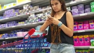 Deliciosa novinha de shortinho so mandando ser filmada