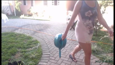 coroa limpando quintal da pousada