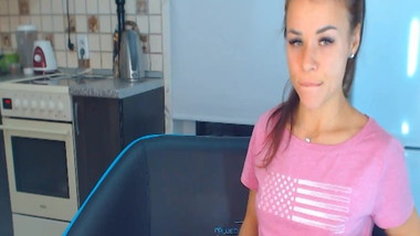 Pretty Hot Babe on Cam Masturbates her Pink Pussy