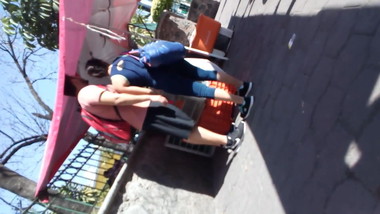 BUENA NALGA EN EL PARADERO DEL BUS