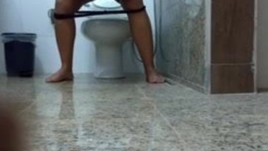 Girls spied in the toilet