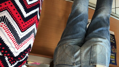 Young Milf quicky upskirt