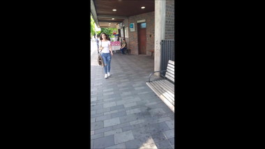 Sexy Teen an der Bushaltestelle Spy