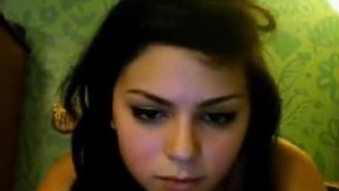 Teen cutie masturbates to orgasm on webcam