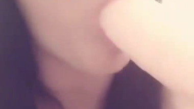 Mari novinha gulosa socando o consolo em sua garganta