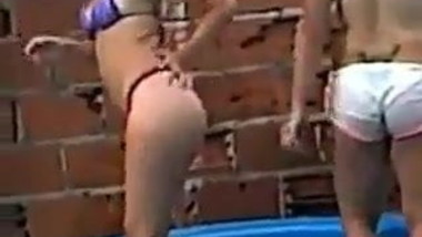 Perreando en la pileta