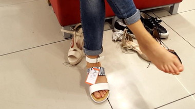 Gf's teasing natural feets toes, shoe shopping
