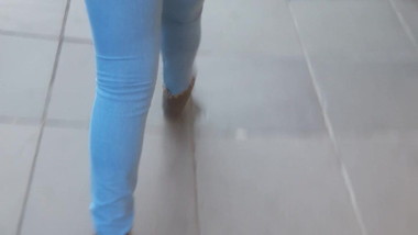 Mulata rabuda gostosa jeans rebolando