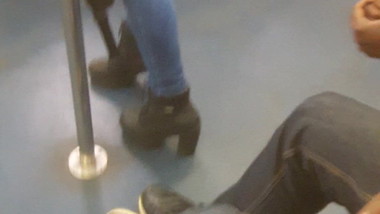 Novinha deliciosa rabuda  jeans colado trem