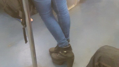 Novinha deliciosa rabuda jeans colado trem 2