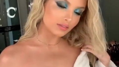 Giovanna Chaves poses