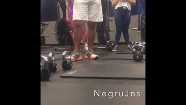 Chica del Gym calentando