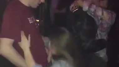 Novinha bebada chupando ficante na balada