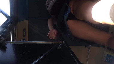 Bajo la falda a hermosa teen