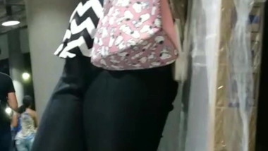 Magrinha gostosa descansando a bussa