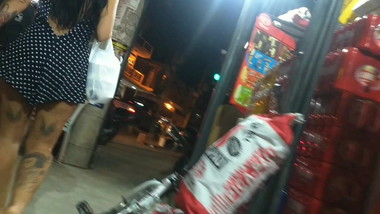 Gostosa tatuada saindo do mercado