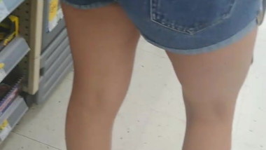 Brunette Teen sexy Ass candid