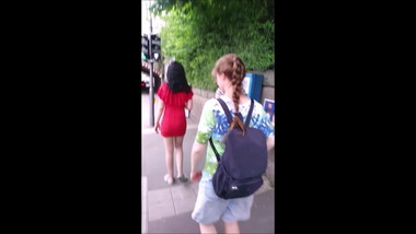 Geile Bitsch mit Kurzem Porno Kleid im Bus Spy